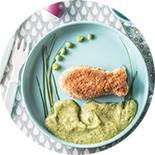 poisson pané et purée verte dans une assiette bleue