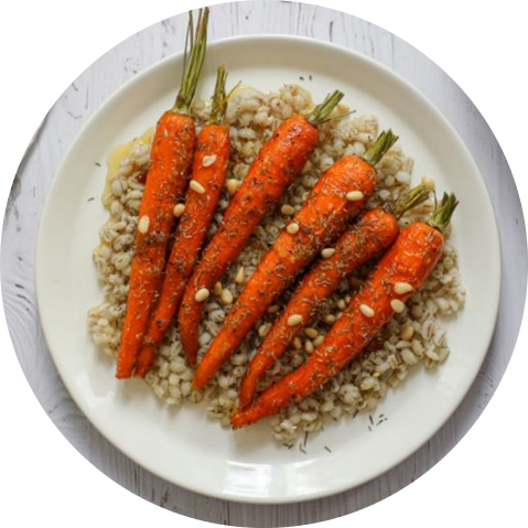 assiette de carottes et orge vue de haut
