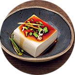 tofu soyeux nappé de sauce soja dans un bol asiatique