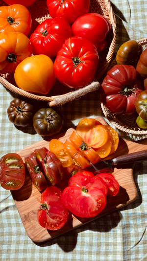 Tomates de plusieurs couleurs sur une planche à découper en bois
