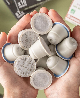 mains tenant des capsules de café biodégradables