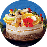 Cheesecake de noël décoré avec des fleurs, oranges découpées 