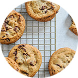 Cookies aux pépites de chocolat étalés sur une grille 
