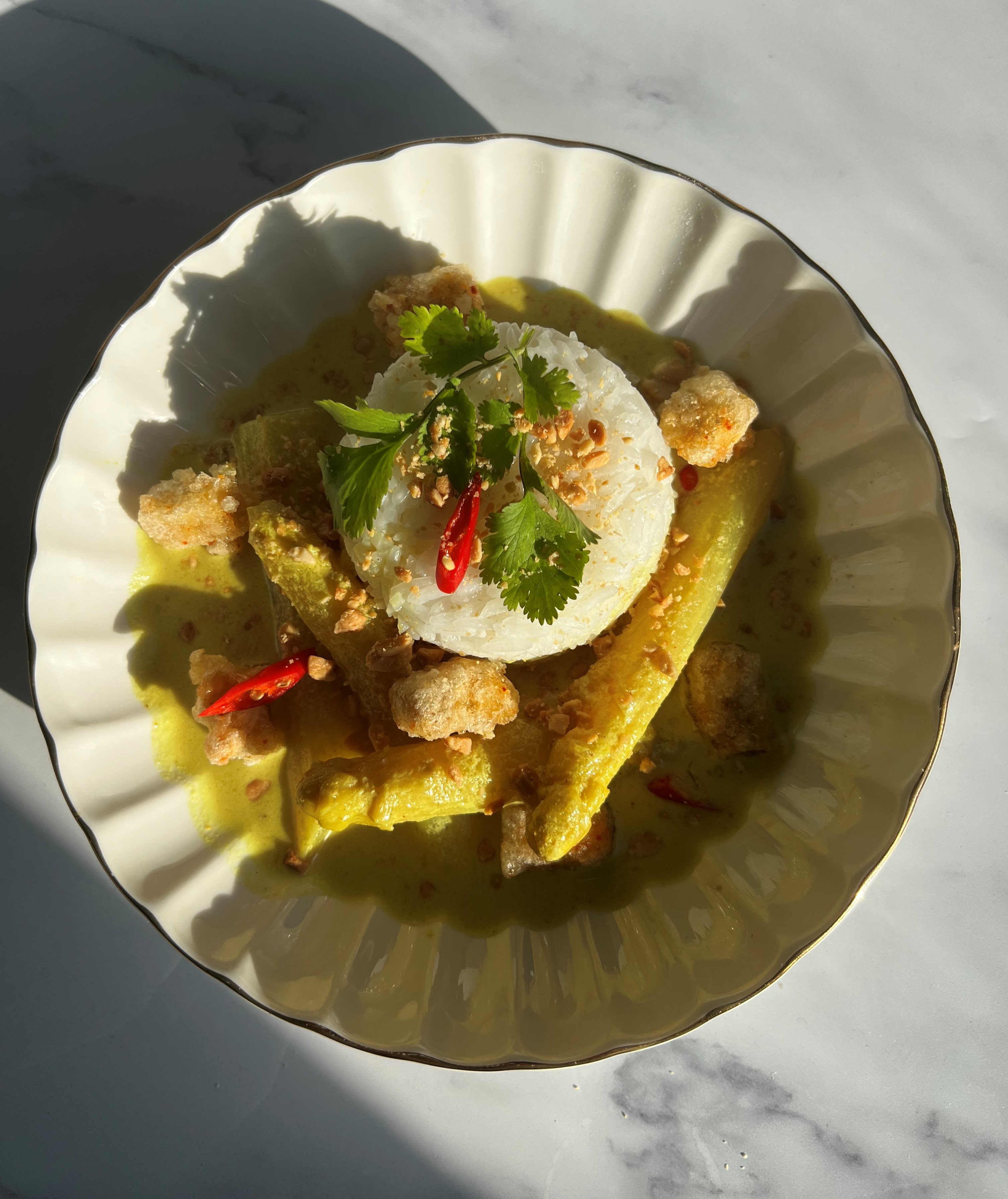 Assiette de curry bio aux asperges vertes, tofu croustillant, lait de coco et riz – recette végétarienne NATURALIA