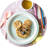 pancakes en forme d'ourson dans une assiette bleue pour enfant