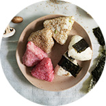 Assiette avec des onigiris japonais de différentes couleurs