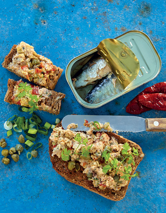 tartine de rillettes et boîte de sardines ouverte