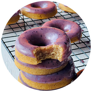 donuts empilés avec glaçage violet