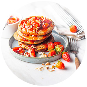 Pancakes empilés sur une assiette avec des fraises 