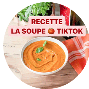 Bol de soupe à la tomate et feuilles de basilic