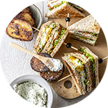 Club sandwich végétarien sur une planche à découper
