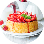 Sponge cake dans une assiette avec des fraises coupées sur le dessus 